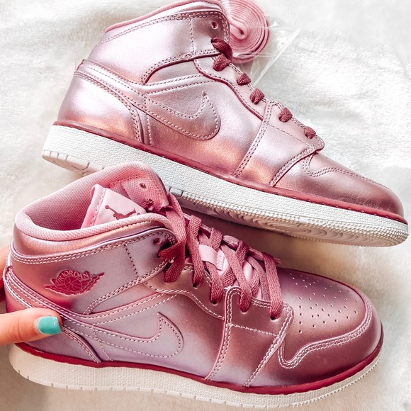 BRAND NEW AIR JORDAN 1 MIDS - Picture 3 of 8